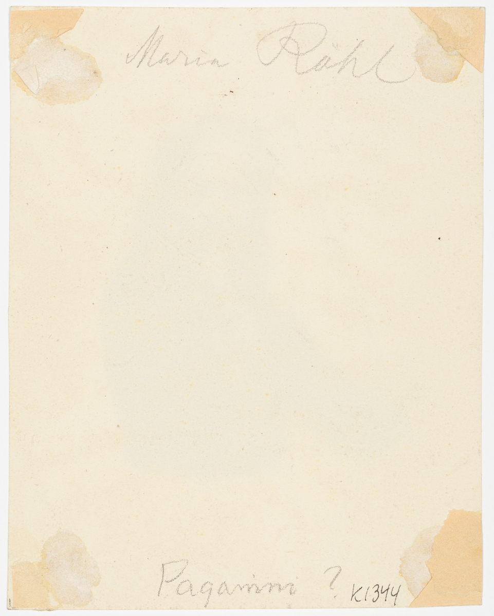 En man med långt hår pch med svart kavaj spelande en violin. 
