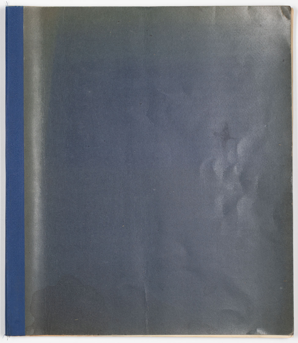 Skissblock i blått omslag med 35 blad, perforerade i innerkanten för att kunna rivas loss. På sid 19-31 finns det inga teckningar, på sid 32,33 är teckningarna utförda på bladets baksida. Teckningarna avbildar historiska kostymer, möbler och vapen - oftast med sidohänvisningar till förlagan och diverse anteckningar om objekten. Vissa av teckningarna är utförda på färgat papper och sedan inklistrade i blocket. Flera sidor är rivna ur blocket.
