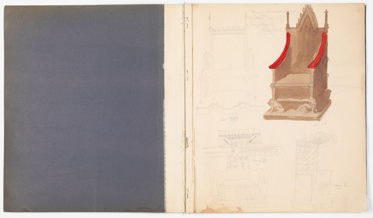 Skissblock i blått omslag med 35 blad, perforerade i innerkanten för att kunna rivas loss. På sid 19-31 finns det inga teckningar, på sid 32,33 är teckningarna utförda på bladets baksida. Teckningarna avbildar historiska kostymer, möbler och vapen - oftast med sidohänvisningar till förlagan och diverse anteckningar om objekten. Vissa av teckningarna är utförda på färgat papper och sedan inklistrade i blocket. Flera sidor är rivna ur blocket.
