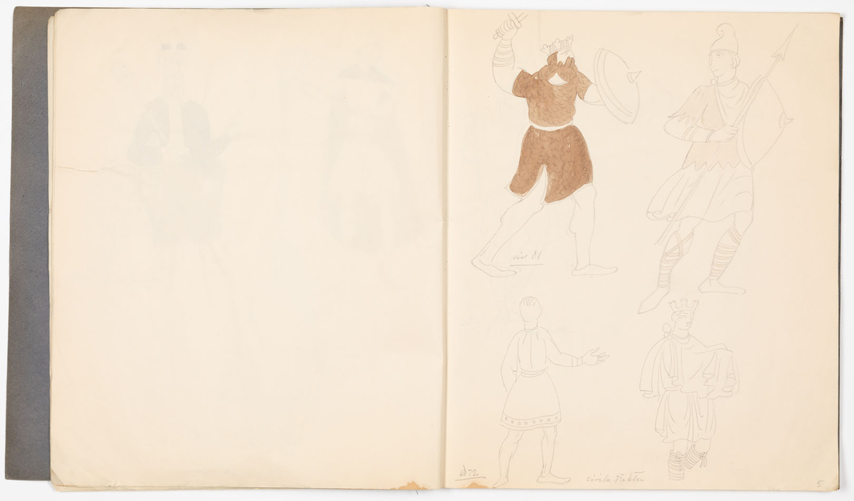 Skissblock i blått omslag med 35 blad, perforerade i innerkanten för att kunna rivas loss. På sid 19-31 finns det inga teckningar, på sid 32,33 är teckningarna utförda på bladets baksida. Teckningarna avbildar historiska kostymer, möbler och vapen - oftast med sidohänvisningar till förlagan och diverse anteckningar om objekten. Vissa av teckningarna är utförda på färgat papper och sedan inklistrade i blocket. Flera sidor är rivna ur blocket.
