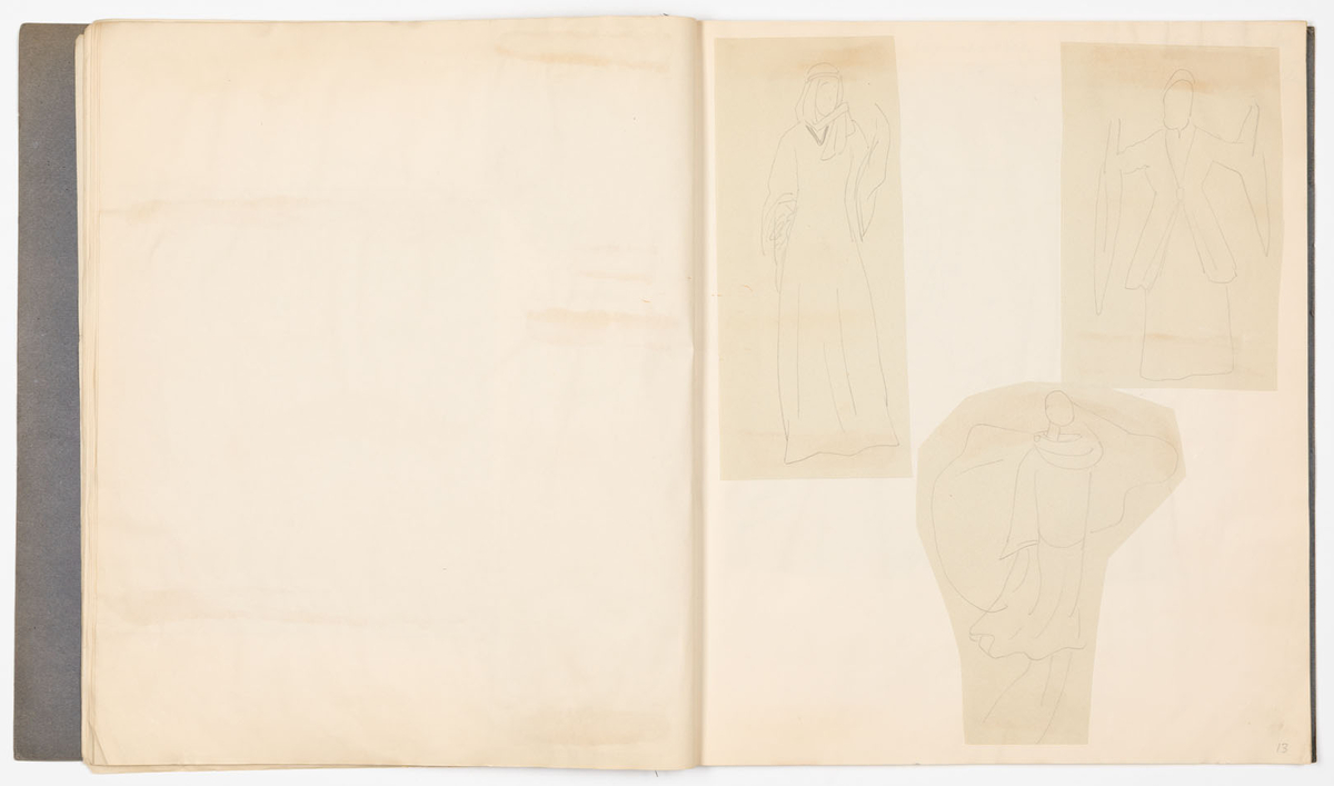 Skissblock i blått omslag med 35 blad, perforerade i innerkanten för att kunna rivas loss. På sid 19-31 finns det inga teckningar, på sid 32,33 är teckningarna utförda på bladets baksida. Teckningarna avbildar historiska kostymer, möbler och vapen - oftast med sidohänvisningar till förlagan och diverse anteckningar om objekten. Vissa av teckningarna är utförda på färgat papper och sedan inklistrade i blocket. Flera sidor är rivna ur blocket.
