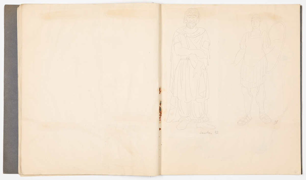 Skissblock i blått omslag med 35 blad, perforerade i innerkanten för att kunna rivas loss. På sid 19-31 finns det inga teckningar, på sid 32,33 är teckningarna utförda på bladets baksida. Teckningarna avbildar historiska kostymer, möbler och vapen - oftast med sidohänvisningar till förlagan och diverse anteckningar om objekten. Vissa av teckningarna är utförda på färgat papper och sedan inklistrade i blocket. Flera sidor är rivna ur blocket.
