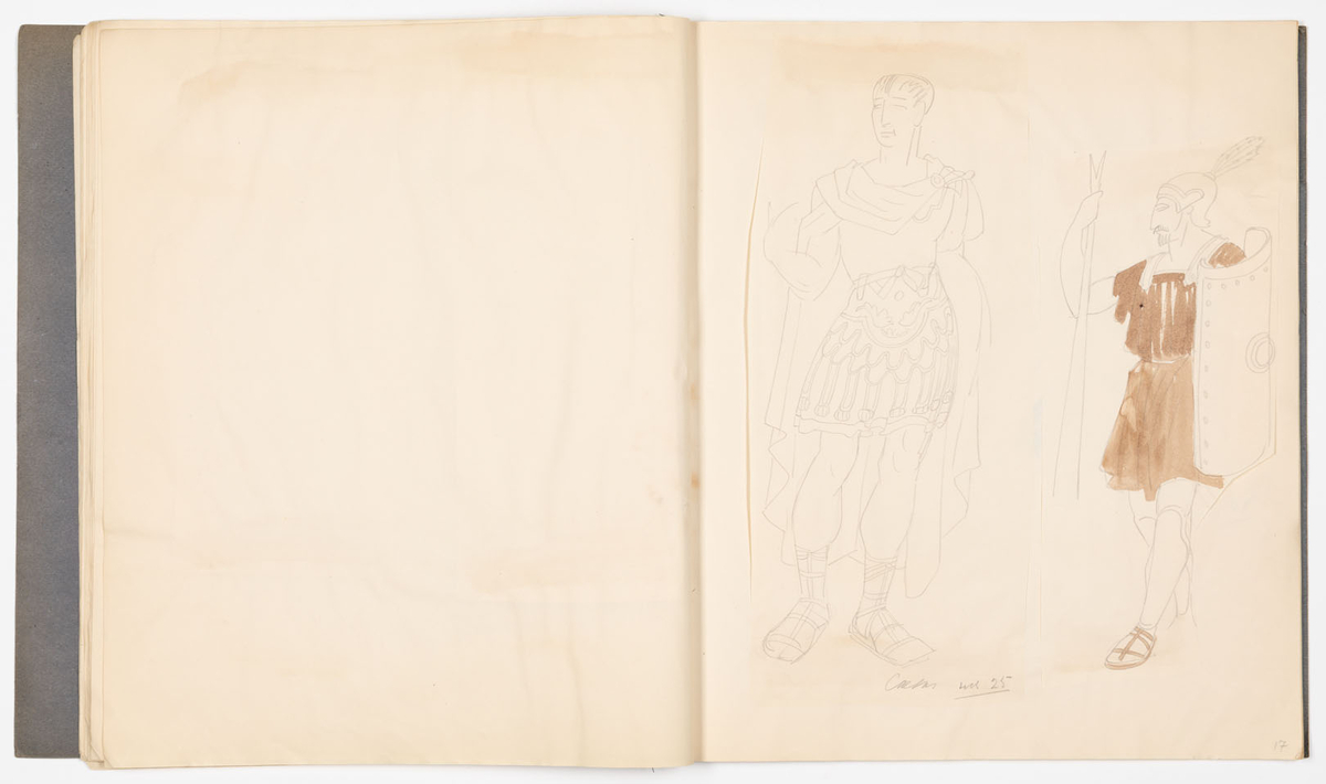 Skissblock i blått omslag med 35 blad, perforerade i innerkanten för att kunna rivas loss. På sid 19-31 finns det inga teckningar, på sid 32,33 är teckningarna utförda på bladets baksida. Teckningarna avbildar historiska kostymer, möbler och vapen - oftast med sidohänvisningar till förlagan och diverse anteckningar om objekten. Vissa av teckningarna är utförda på färgat papper och sedan inklistrade i blocket. Flera sidor är rivna ur blocket.
