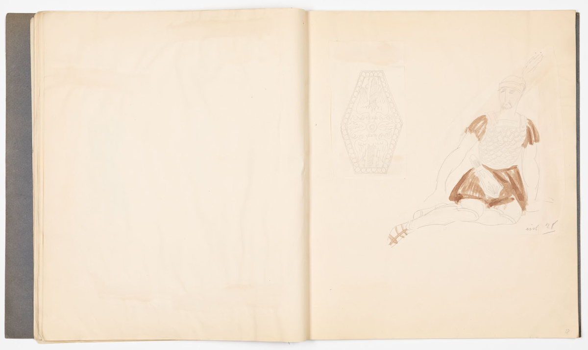 Skissblock i blått omslag med 35 blad, perforerade i innerkanten för att kunna rivas loss. På sid 19-31 finns det inga teckningar, på sid 32,33 är teckningarna utförda på bladets baksida. Teckningarna avbildar historiska kostymer, möbler och vapen - oftast med sidohänvisningar till förlagan och diverse anteckningar om objekten. Vissa av teckningarna är utförda på färgat papper och sedan inklistrade i blocket. Flera sidor är rivna ur blocket.
