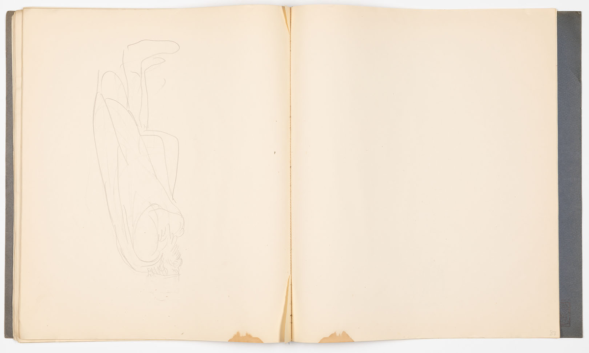 Skissblock i blått omslag med 35 blad, perforerade i innerkanten för att kunna rivas loss. På sid 19-31 finns det inga teckningar, på sid 32,33 är teckningarna utförda på bladets baksida. Teckningarna avbildar historiska kostymer, möbler och vapen - oftast med sidohänvisningar till förlagan och diverse anteckningar om objekten. Vissa av teckningarna är utförda på färgat papper och sedan inklistrade i blocket. Flera sidor är rivna ur blocket.
