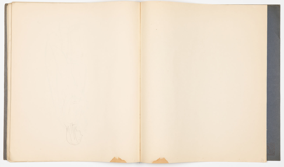 Skissblock i blått omslag med 35 blad, perforerade i innerkanten för att kunna rivas loss. På sid 19-31 finns det inga teckningar, på sid 32,33 är teckningarna utförda på bladets baksida. Teckningarna avbildar historiska kostymer, möbler och vapen - oftast med sidohänvisningar till förlagan och diverse anteckningar om objekten. Vissa av teckningarna är utförda på färgat papper och sedan inklistrade i blocket. Flera sidor är rivna ur blocket.
