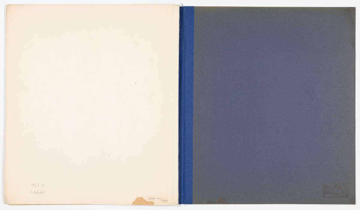 Skissblock i blått omslag med 35 blad, perforerade i innerkanten för att kunna rivas loss. På sid 19-31 finns det inga teckningar, på sid 32,33 är teckningarna utförda på bladets baksida. Teckningarna avbildar historiska kostymer, möbler och vapen - oftast med sidohänvisningar till förlagan och diverse anteckningar om objekten. Vissa av teckningarna är utförda på färgat papper och sedan inklistrade i blocket. Flera sidor är rivna ur blocket.
