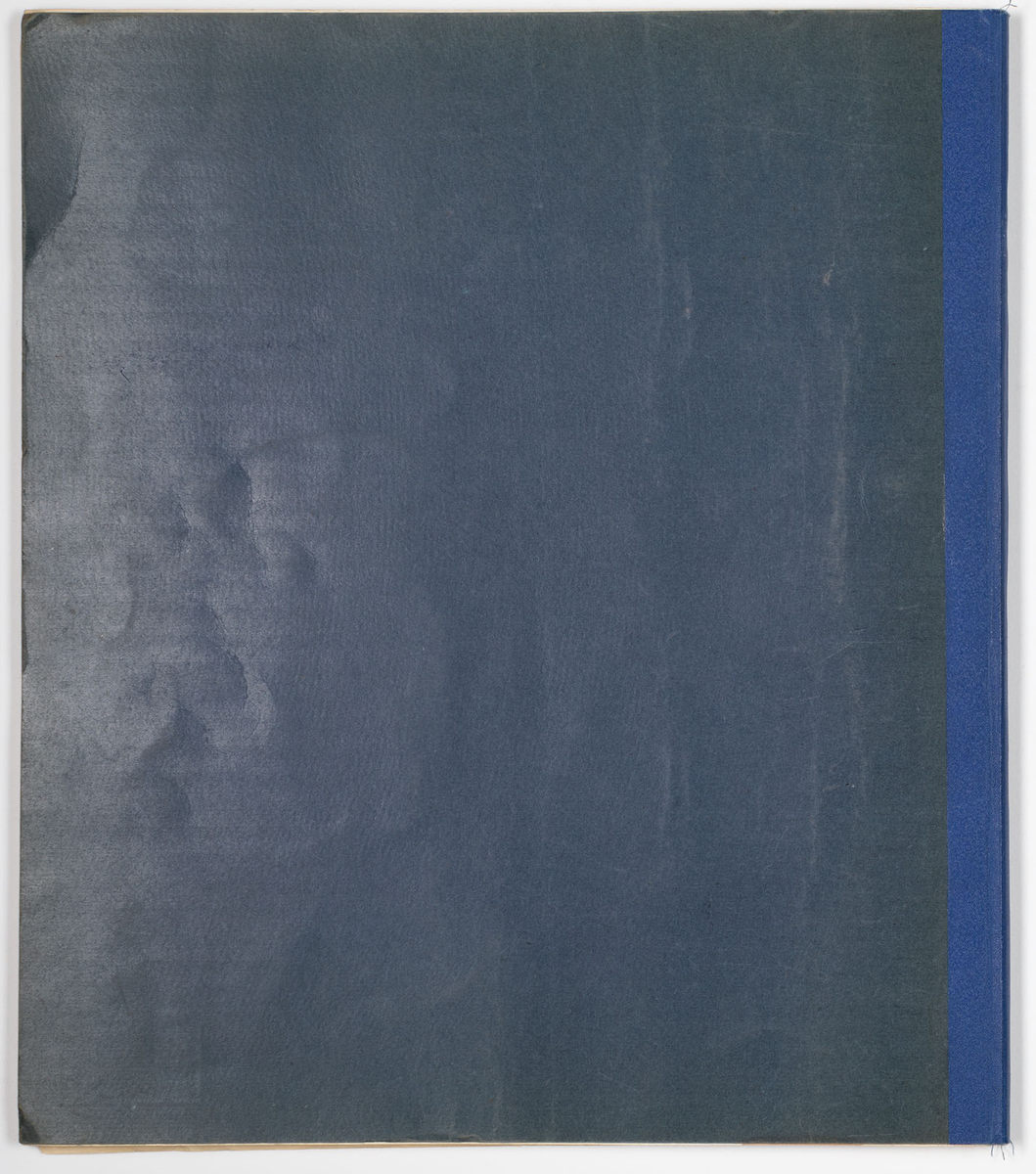 Skissblock i blått omslag med 35 blad, perforerade i innerkanten för att kunna rivas loss. På sid 19-31 finns det inga teckningar, på sid 32,33 är teckningarna utförda på bladets baksida. Teckningarna avbildar historiska kostymer, möbler och vapen - oftast med sidohänvisningar till förlagan och diverse anteckningar om objekten. Vissa av teckningarna är utförda på färgat papper och sedan inklistrade i blocket. Flera sidor är rivna ur blocket.
