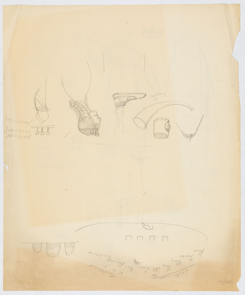 Skäggig man (Lear) med krona och tunika över kjol, omgiven av detaljer: Kjol, krona med fyra kulor, toppig mössa, lur, sko. Antydd man med tunika, brett bälte och hosor med band.
