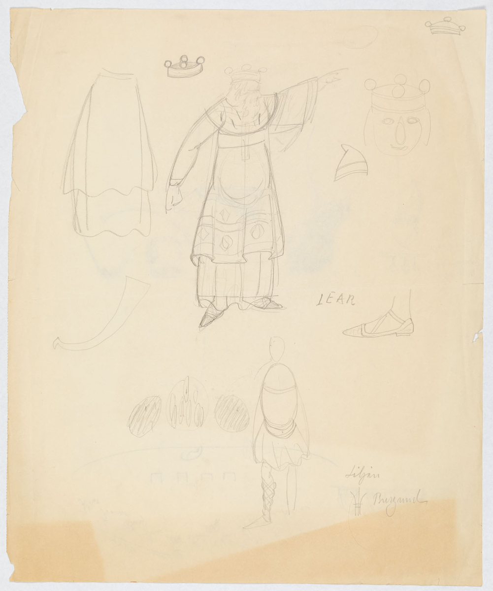 Skäggig man (Lear) med krona och tunika över kjol, omgiven av detaljer: Kjol, krona med fyra kulor, toppig mössa, lur, sko. Antydd man med tunika, brett bälte och hosor med band.
