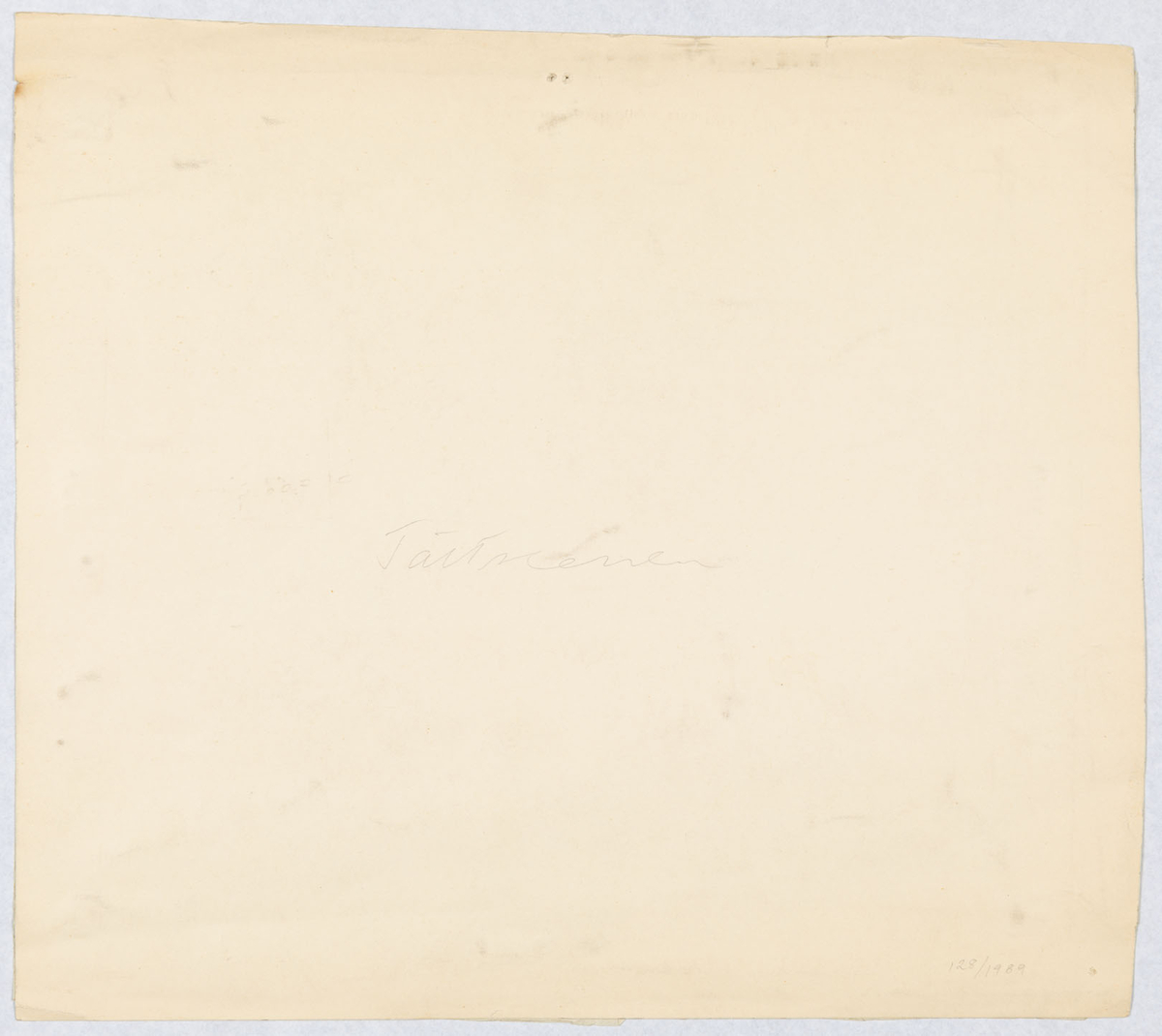 På höger och vänster sida tre randiga tält, det första i grönt och gult, de två bakomliggande i gult och [ ]. Brun mark mot horisontlinje över vilken molnformationer i rosa, gult, vitt och grönt tonar upp sig mot blå himmel. Jfr 118/1989
