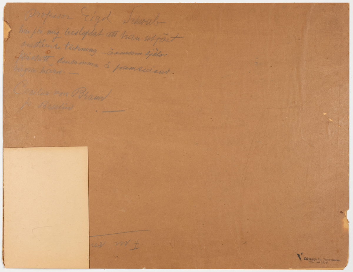 Ett manshuvud i profil till höger. Han har lockigt hår och stor näsa. Till höger i bild syns hans hand.
