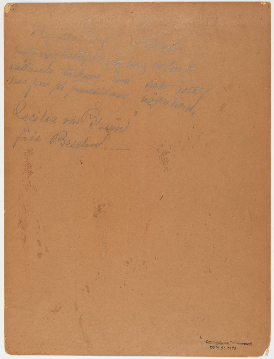 Bild av ett manshuvud på sned sett framifrån.
