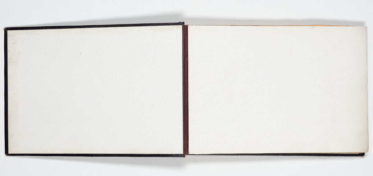 En uniformerad man som ramlat på alla fyra och över honom faller en svartklädd kvinna. Tre kvinnor i aftonklänningar sitter bakom på en bänk och ser förskräckta på det som händer.
