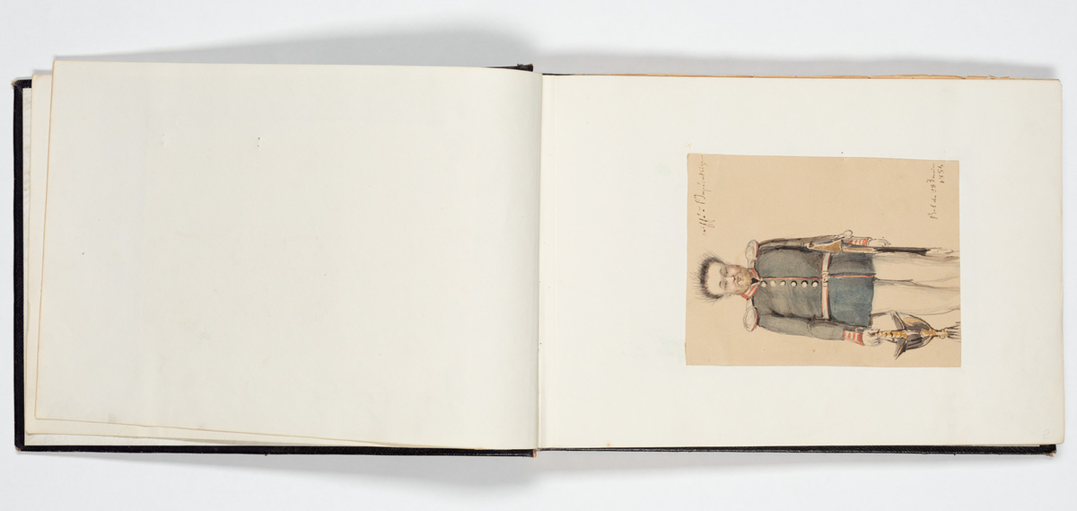 En uniformerad man som ramlat på alla fyra och över honom faller en svartklädd kvinna. Tre kvinnor i aftonklänningar sitter bakom på en bänk och ser förskräckta på det som händer.
