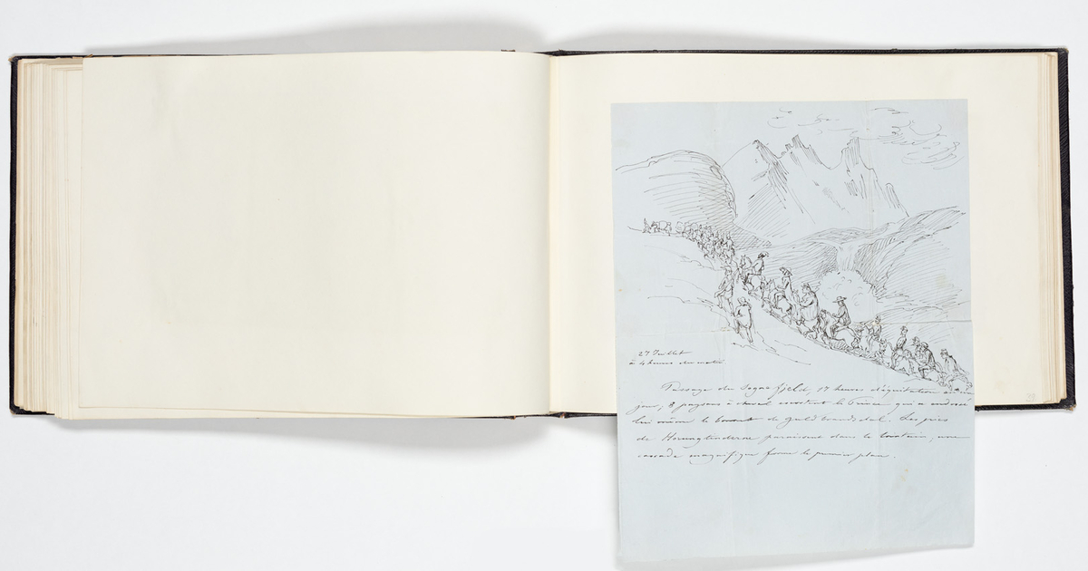 En uniformerad man som ramlat på alla fyra och över honom faller en svartklädd kvinna. Tre kvinnor i aftonklänningar sitter bakom på en bänk och ser förskräckta på det som händer.
