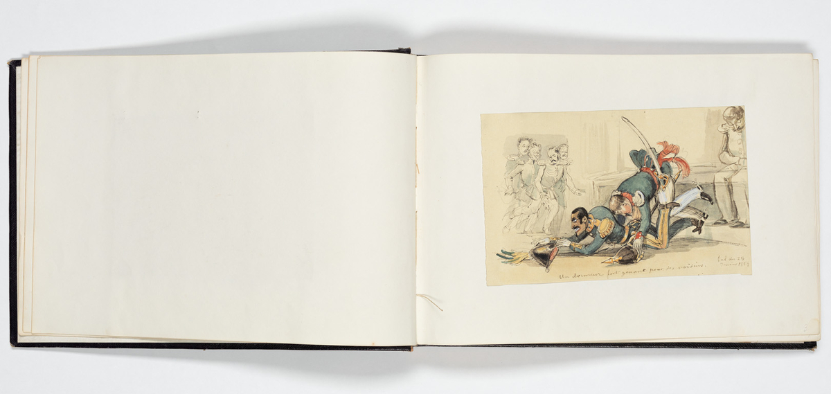 En uniformerad man som ramlat på alla fyra och över honom faller en svartklädd kvinna. Tre kvinnor i aftonklänningar sitter bakom på en bänk och ser förskräckta på det som händer.
