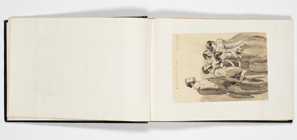 En uniformerad man som ramlat på alla fyra och över honom faller en svartklädd kvinna. Tre kvinnor i aftonklänningar sitter bakom på en bänk och ser förskräckta på det som händer.
