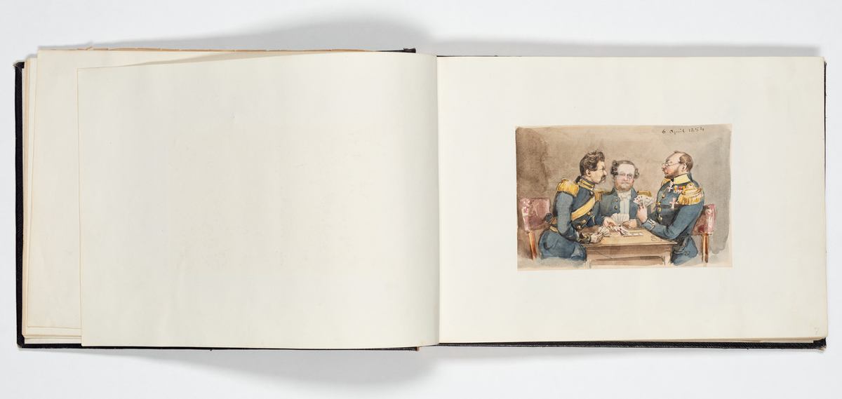 En uniformerad man som ramlat på alla fyra och över honom faller en svartklädd kvinna. Tre kvinnor i aftonklänningar sitter bakom på en bänk och ser förskräckta på det som händer.
