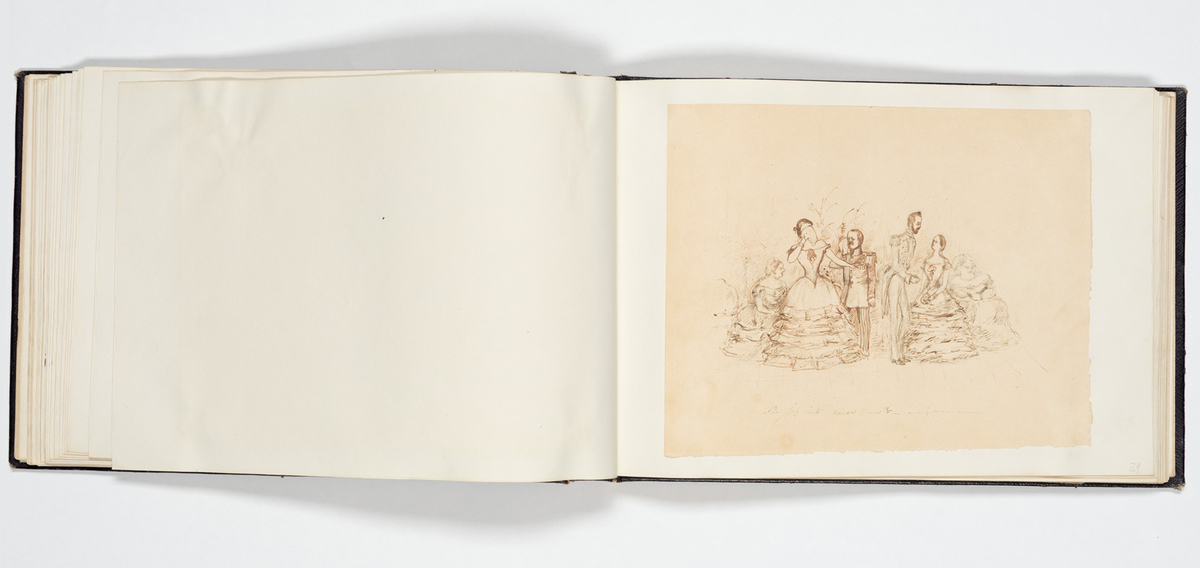 En uniformerad man som ramlat på alla fyra och över honom faller en svartklädd kvinna. Tre kvinnor i aftonklänningar sitter bakom på en bänk och ser förskräckta på det som händer.
