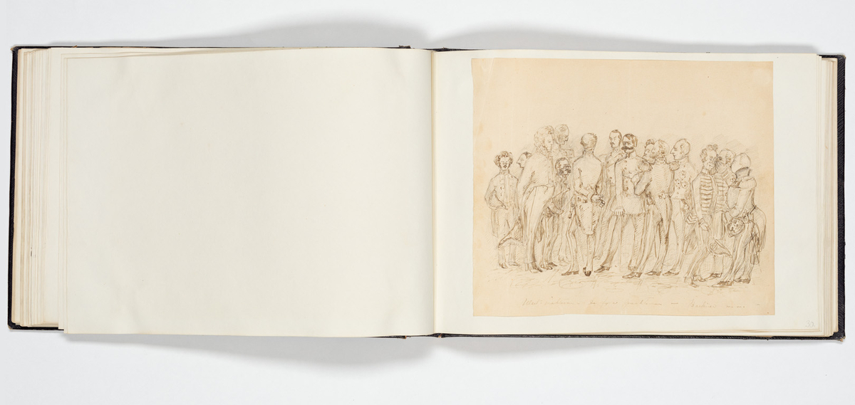 En uniformerad man som ramlat på alla fyra och över honom faller en svartklädd kvinna. Tre kvinnor i aftonklänningar sitter bakom på en bänk och ser förskräckta på det som händer.
