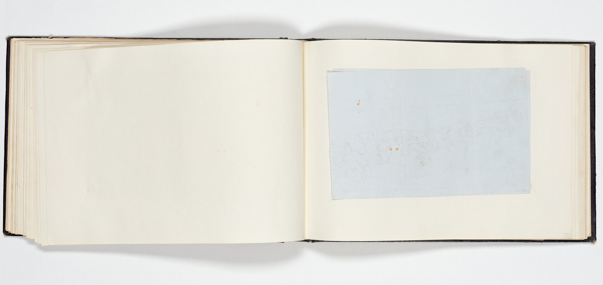 En uniformerad man som ramlat på alla fyra och över honom faller en svartklädd kvinna. Tre kvinnor i aftonklänningar sitter bakom på en bänk och ser förskräckta på det som händer.
