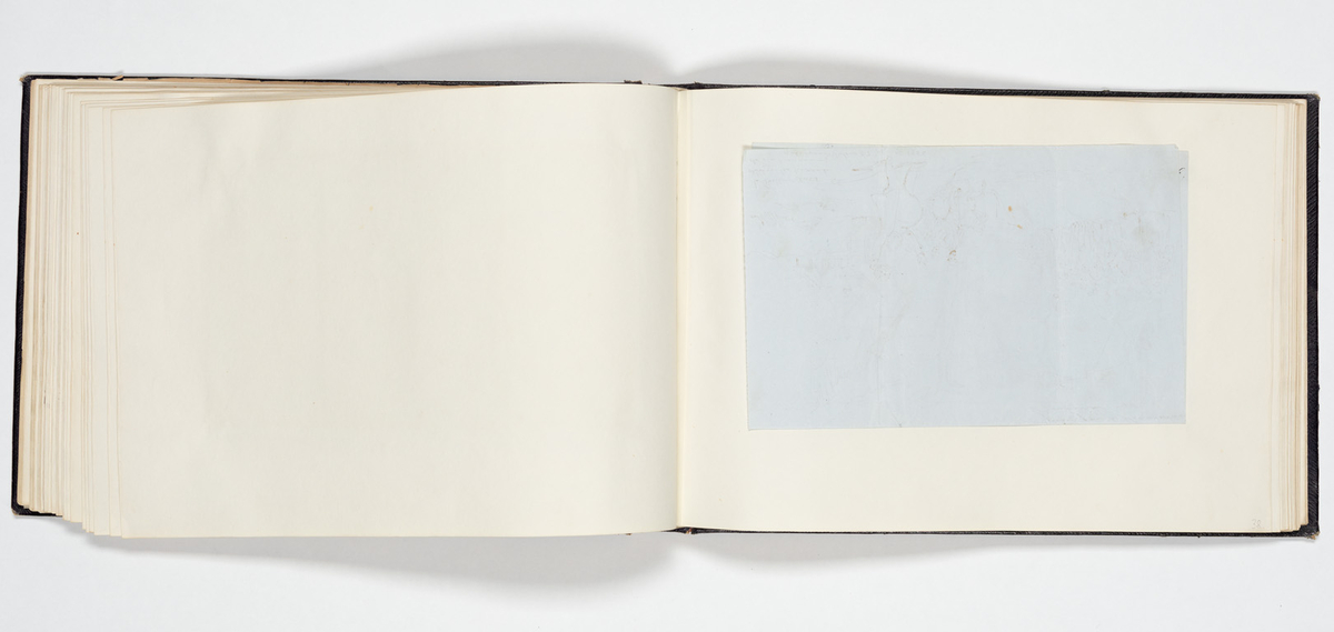 En uniformerad man som ramlat på alla fyra och över honom faller en svartklädd kvinna. Tre kvinnor i aftonklänningar sitter bakom på en bänk och ser förskräckta på det som händer.
