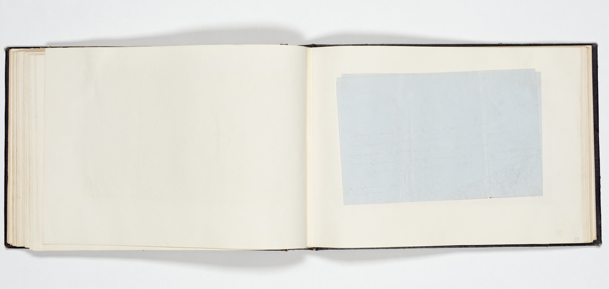 En uniformerad man som ramlat på alla fyra och över honom faller en svartklädd kvinna. Tre kvinnor i aftonklänningar sitter bakom på en bänk och ser förskräckta på det som händer.
