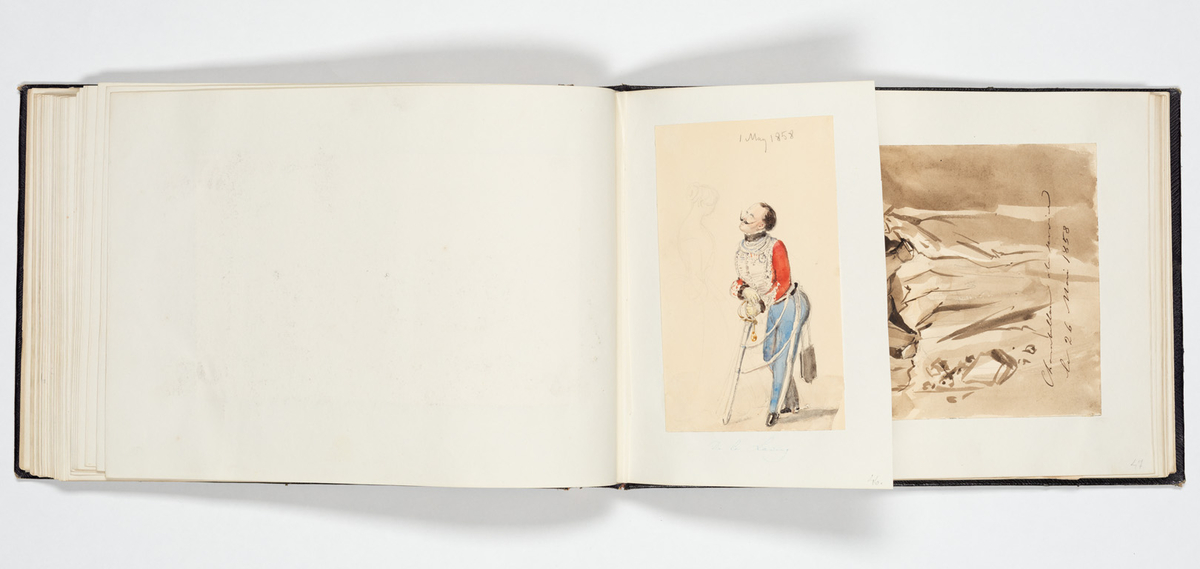 En uniformerad man som ramlat på alla fyra och över honom faller en svartklädd kvinna. Tre kvinnor i aftonklänningar sitter bakom på en bänk och ser förskräckta på det som händer.
