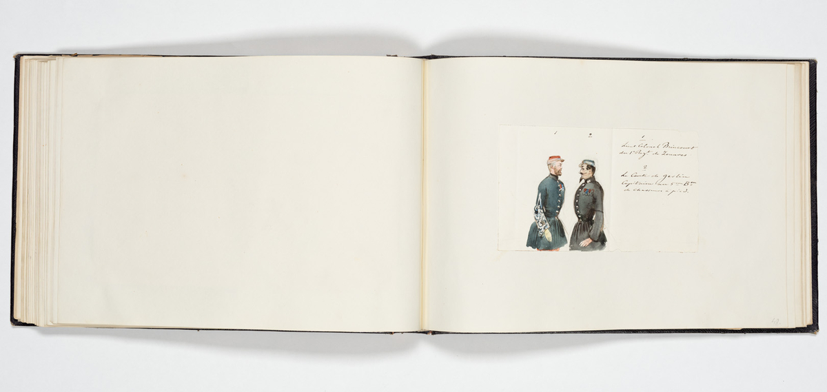 En uniformerad man som ramlat på alla fyra och över honom faller en svartklädd kvinna. Tre kvinnor i aftonklänningar sitter bakom på en bänk och ser förskräckta på det som händer.
