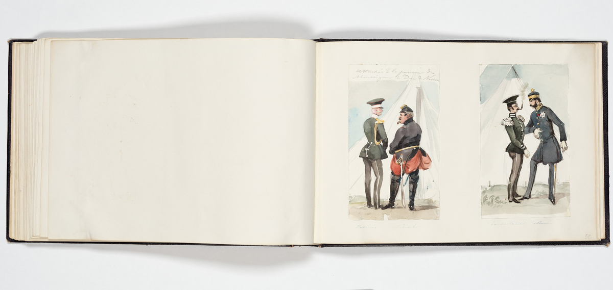 En uniformerad man som ramlat på alla fyra och över honom faller en svartklädd kvinna. Tre kvinnor i aftonklänningar sitter bakom på en bänk och ser förskräckta på det som händer.
