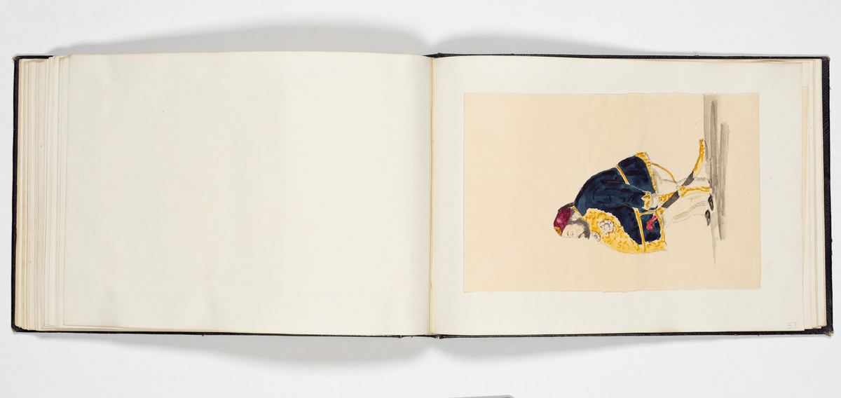 En uniformerad man som ramlat på alla fyra och över honom faller en svartklädd kvinna. Tre kvinnor i aftonklänningar sitter bakom på en bänk och ser förskräckta på det som händer.
