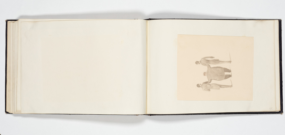 En uniformerad man som ramlat på alla fyra och över honom faller en svartklädd kvinna. Tre kvinnor i aftonklänningar sitter bakom på en bänk och ser förskräckta på det som händer.
