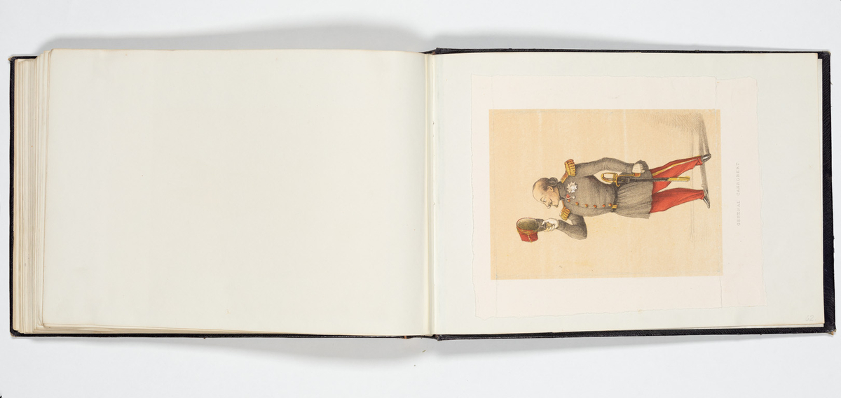 En uniformerad man som ramlat på alla fyra och över honom faller en svartklädd kvinna. Tre kvinnor i aftonklänningar sitter bakom på en bänk och ser förskräckta på det som händer.
