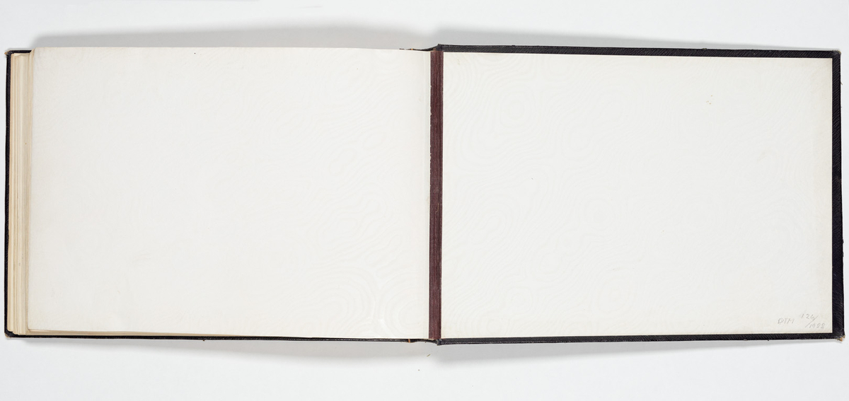 En uniformerad man som ramlat på alla fyra och över honom faller en svartklädd kvinna. Tre kvinnor i aftonklänningar sitter bakom på en bänk och ser förskräckta på det som händer.
