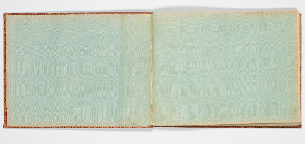 Album med flera teckningar av karaktärer och scener
