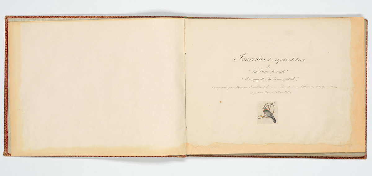 Album med flera teckningar av karaktärer och scener
