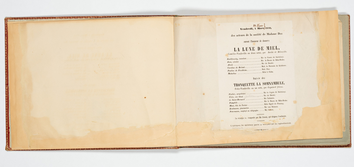 Album med flera teckningar av karaktärer och scener
