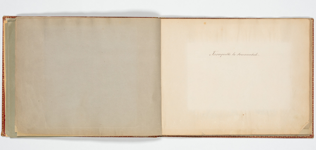 Album med flera teckningar av karaktärer och scener
