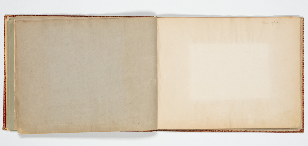 Album med flera teckningar av karaktärer och scener
