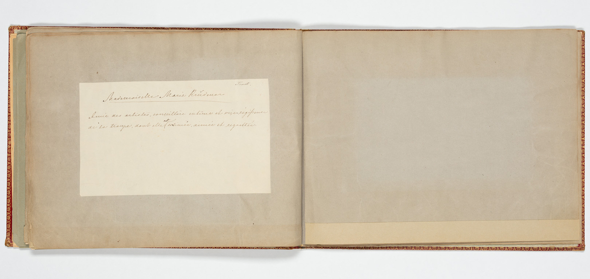 Album med flera teckningar av karaktärer och scener
