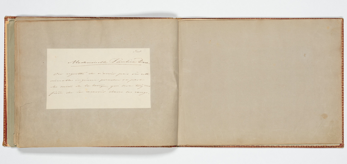 Album med flera teckningar av karaktärer och scener
