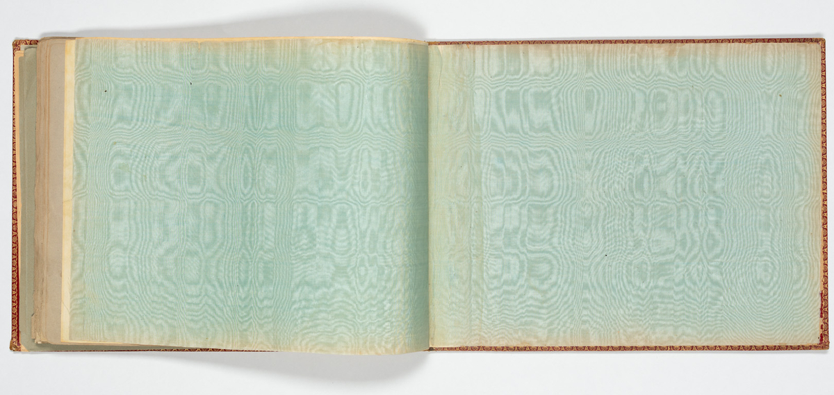 Album med flera teckningar av karaktärer och scener
