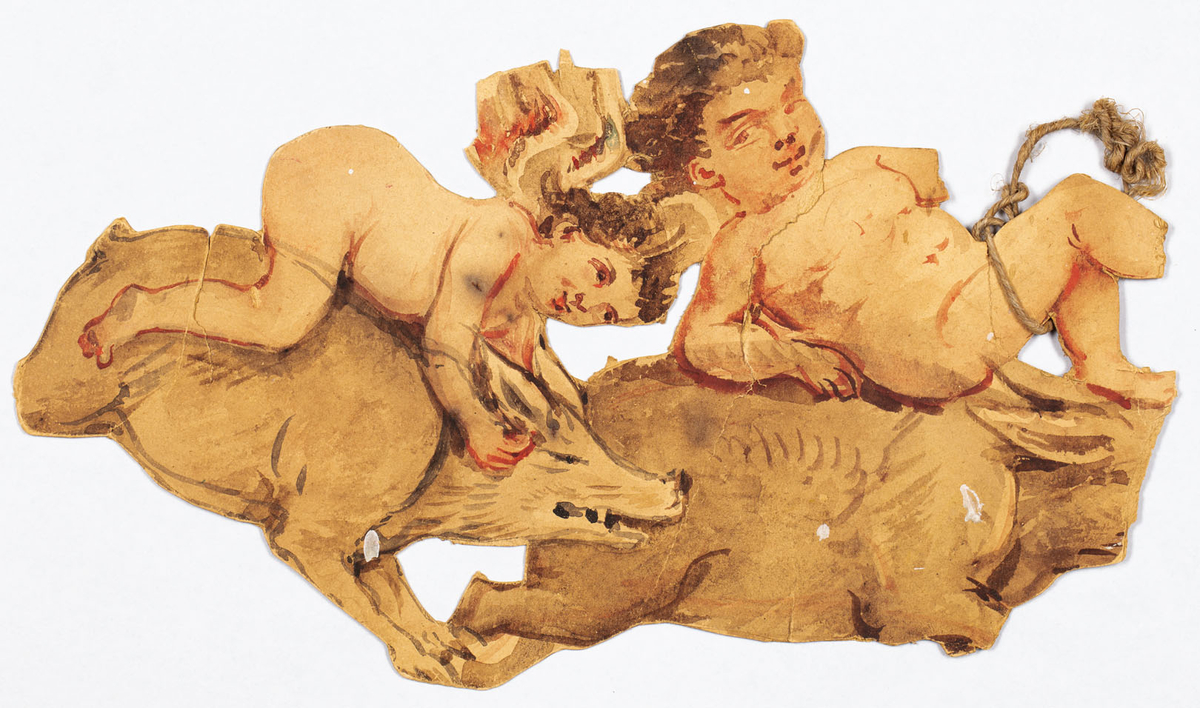 Två keruber rider på grisar eller vildsvin. Båda sidor bemålade.
