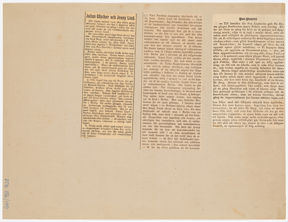 Bilden visar en entusiastisk publik på första, andra och tredje raden. Ju högre upp desto enklare klädda människor. Ur [...] slänger folk blommor och en cylinderhatt.
