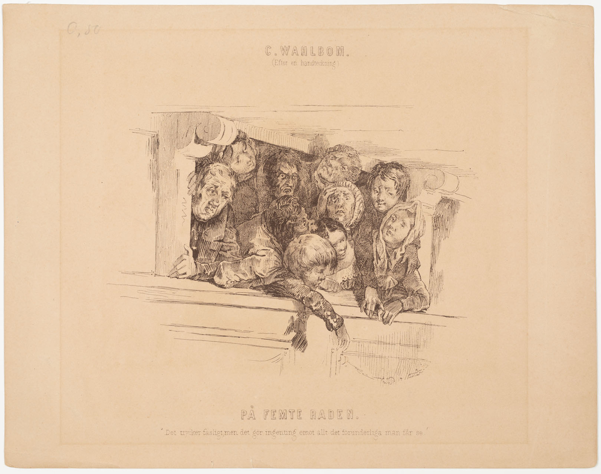 Tio personer i trängsel hängandes över varandra för att kunna se scenen från femte raden.
