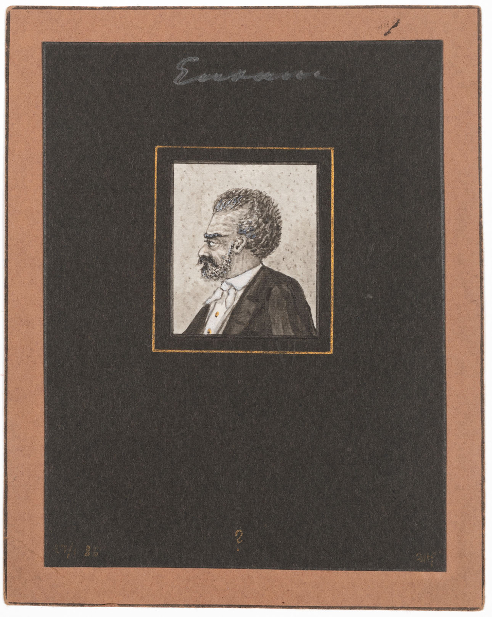 Ett ansiktsporträtt av en man, sedd i profil. Mannen har skägg och mustasch samt är vänd mot vänster. Teckningen är monterad på ett svart papper som i sin tur är monterat på ett papper i brun färg. 
