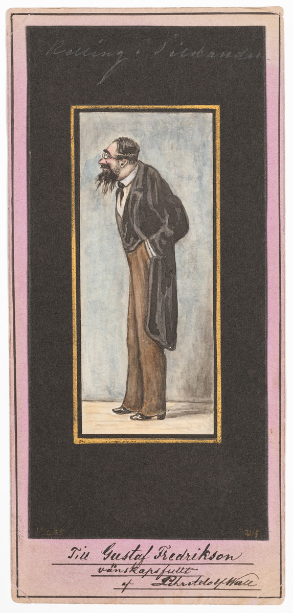 Man i helfigur, ståendes vänd mot vänster. Mannen är iklädd bruna byxor samt svart väst och rock. Mannen har svart spretigt skägg och glasögon samt håller sina händer i byxfickorna. Teckningen är monterad på ett svart papper som i sin tur monterats på ett papper målat i ljusrosa färg. 
