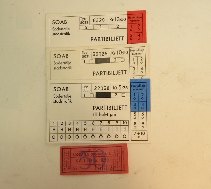 Tre partibiljetter (5:25, 10:50, 13:50) och ett kvitto (0:50 kr). Södertälje Stadstrafik AB (SOAB). Finns i ett litet kuvert