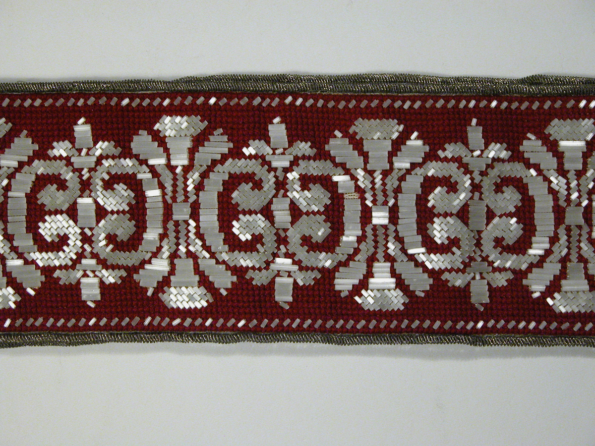 Klocksträng med pärlor och silverbeslag
